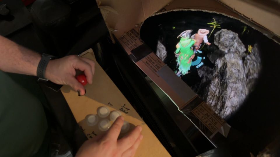 Gameplay inside the holographic cabinet